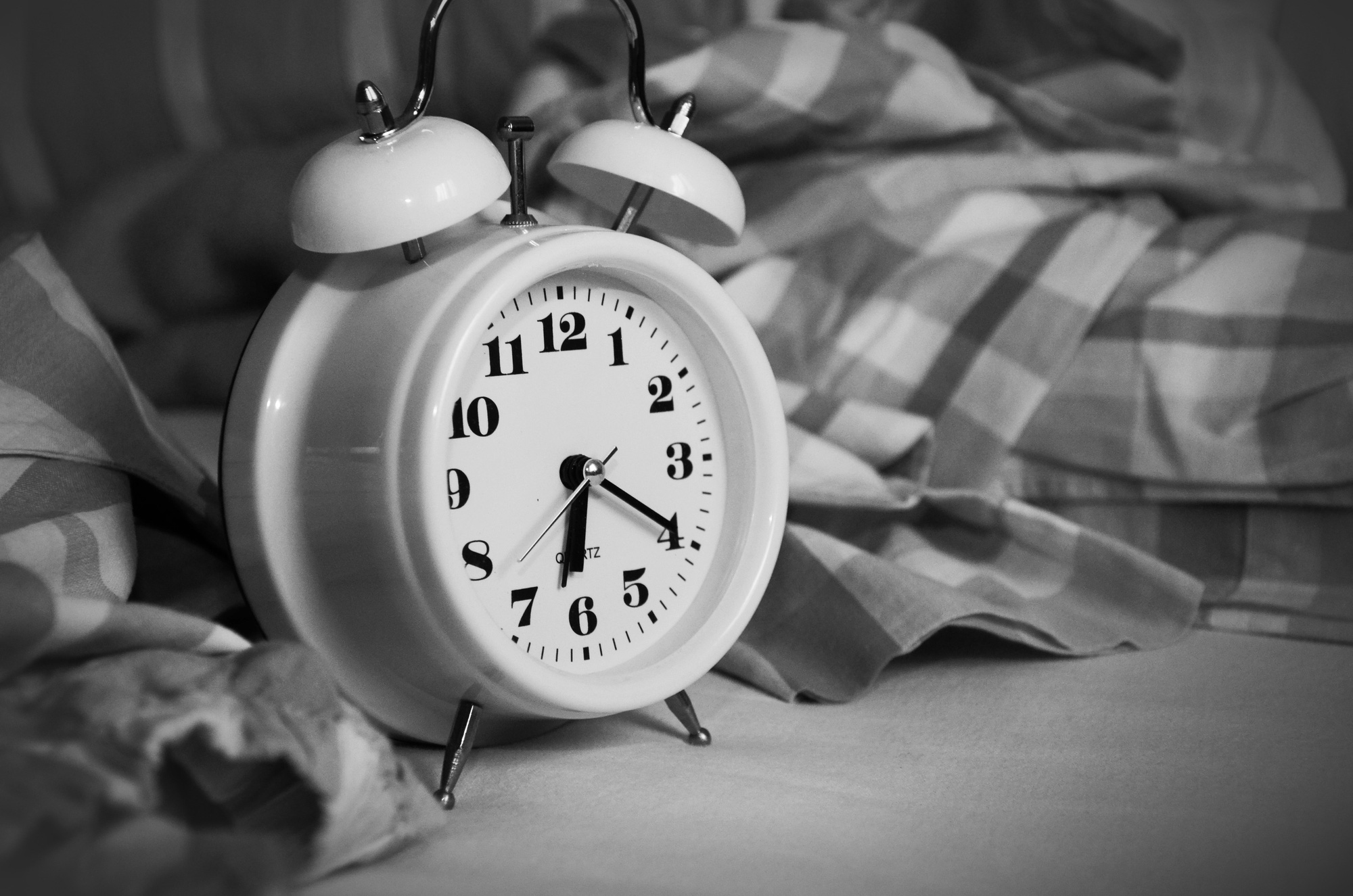 alarm-clock-analogue-bed-bedroom-271818