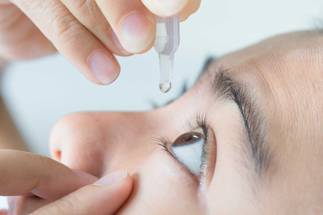 Có các loại thuốc điều trị đau mắt đỏ nào? Hướng dẫn sử dụng đúng cách đề phòng tác dụng phụ - Ảnh 3.