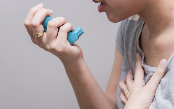 Đau ngực, khó thở có phải là dấu hiệu cảm cúm nghiêm trọng?