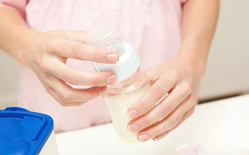 Nghiên cứu mới: Trẻ sơ sinh sẽ nuốt phải 1,6 triệu vi nhựa nếu các mẹ pha sữa theo cách này!