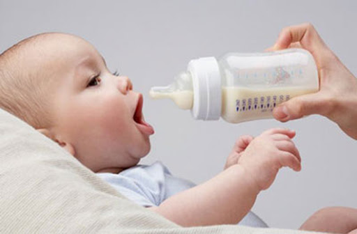 Nghiên cứu mới: Trẻ sơ sinh sẽ nuốt phải 1,6 triệu vi nhựa nếu các mẹ pha sữa theo cách này! - Ảnh 1.