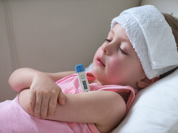 Cần làm gì khi trẻ bị sốt sau khi tiêm vaccine sởi? - Ảnh 2.