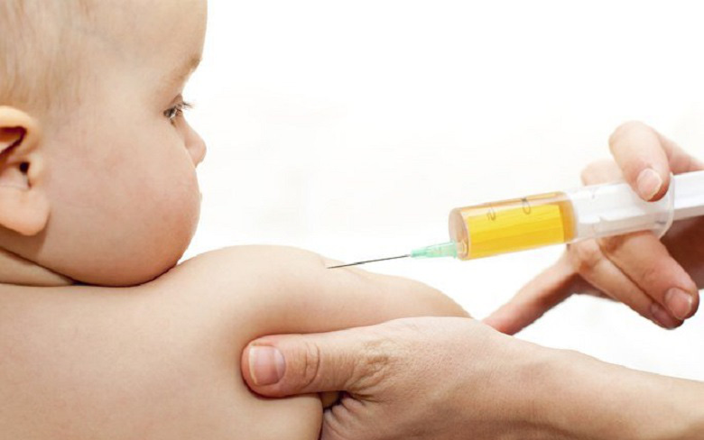 Cần làm gì nếu trẻ bị sốt sau khi tiêm vaccine sởi?