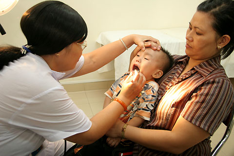 Bệnh về đường hô hấp tăng đột biến: Cảnh giác với bệnh viêm họng cấp ở trẻ nhỏ - Ảnh 1.