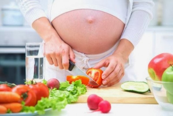 Chế độ dinh dưỡng hợp lý giúp chăm sóc mẹ bầu bị sởi