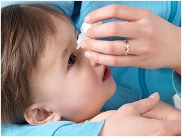 Thường xuyên nhỏ nước muối sinh lý natri clorid 0.9% để vệ sinh mắt cho trẻ bị đau mắt đỏ (Ảnh: Internet)