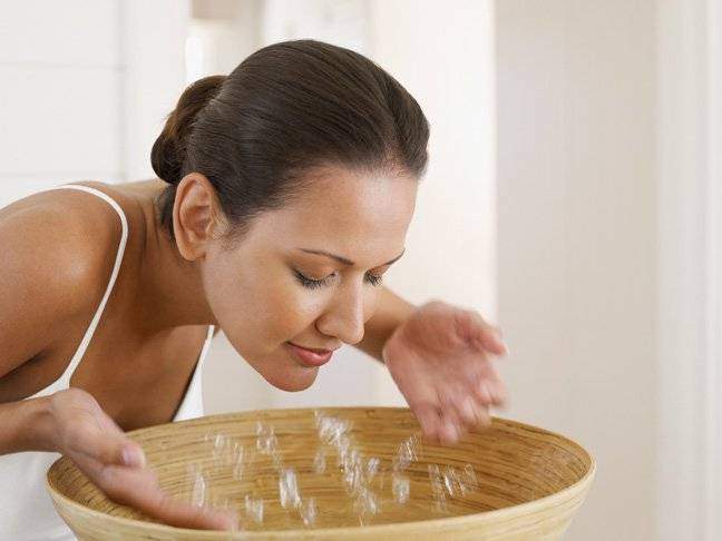 Tìm hiểu công dụng và hướng dẫn rửa mặt bằng nước muối sinh lý đúng cách - Ảnh 4.
