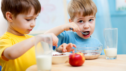 Thực phẩm nên tránh khi cho trẻ ăn dặm - Ảnh 3.