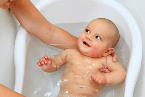 Trẻ bị ốm: Kiêng tắm cho trẻ có cần thiết hay không? - Ảnh 2.