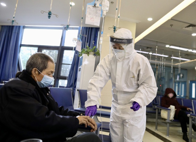 Bác sĩ Trương Hữu Khanh: Người thăm bệnh nếu mang mầm bệnh Covid-19 thì bệnh nhân, nhất là những người bệnh nặng “lãnh đủ” - Ảnh 3.