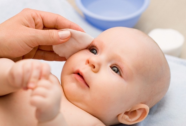 Tác hại của việc nhỏ sữa mẹ vào mắt trẻ sơ sinh như thế nào? - Ảnh 3.