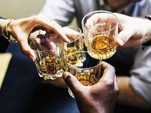 Thói quen uống rượu có thể làm trầm trọng hơn các vấn đề về sức khỏe trong dịch Covid-19 - Ảnh 2.