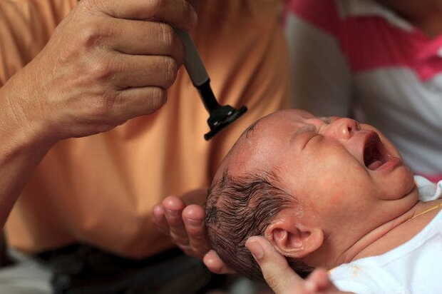Khi nào cắt tóc máu cho trẻ sơ sinh và cần lưu ý gì?