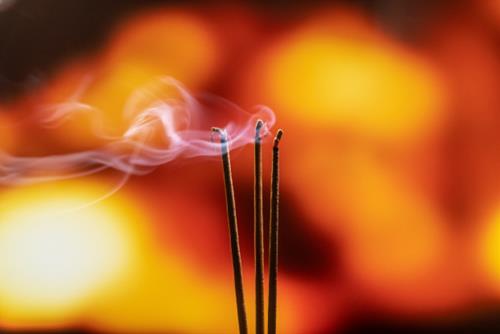 Khói nhang độc như khói thuốc lá: Những tác hại khi đốt nhang quá nhiều - Ảnh 2.