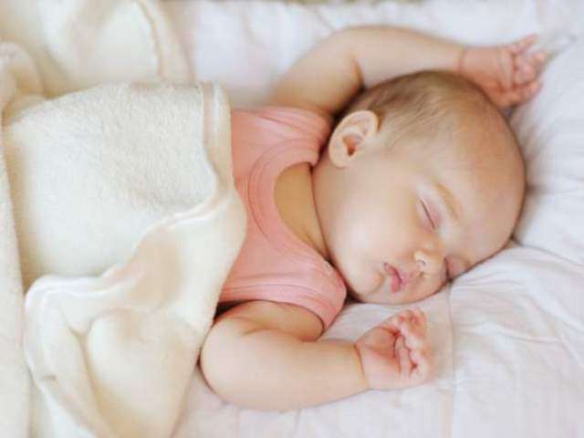 Mách mẹ 7 cách giúp trẻ sơ sinh ngủ ngon giấc vào ban đêm đơn giản  - Ảnh 2.