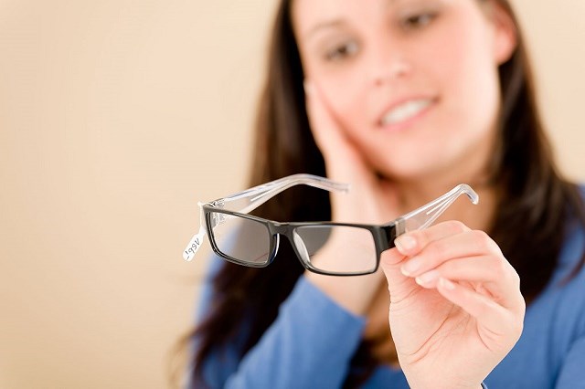 Những người cận dưới 0,75 độ được khuyến cáo không nên đeo kính thường xuyên (Ảnh: Internet)