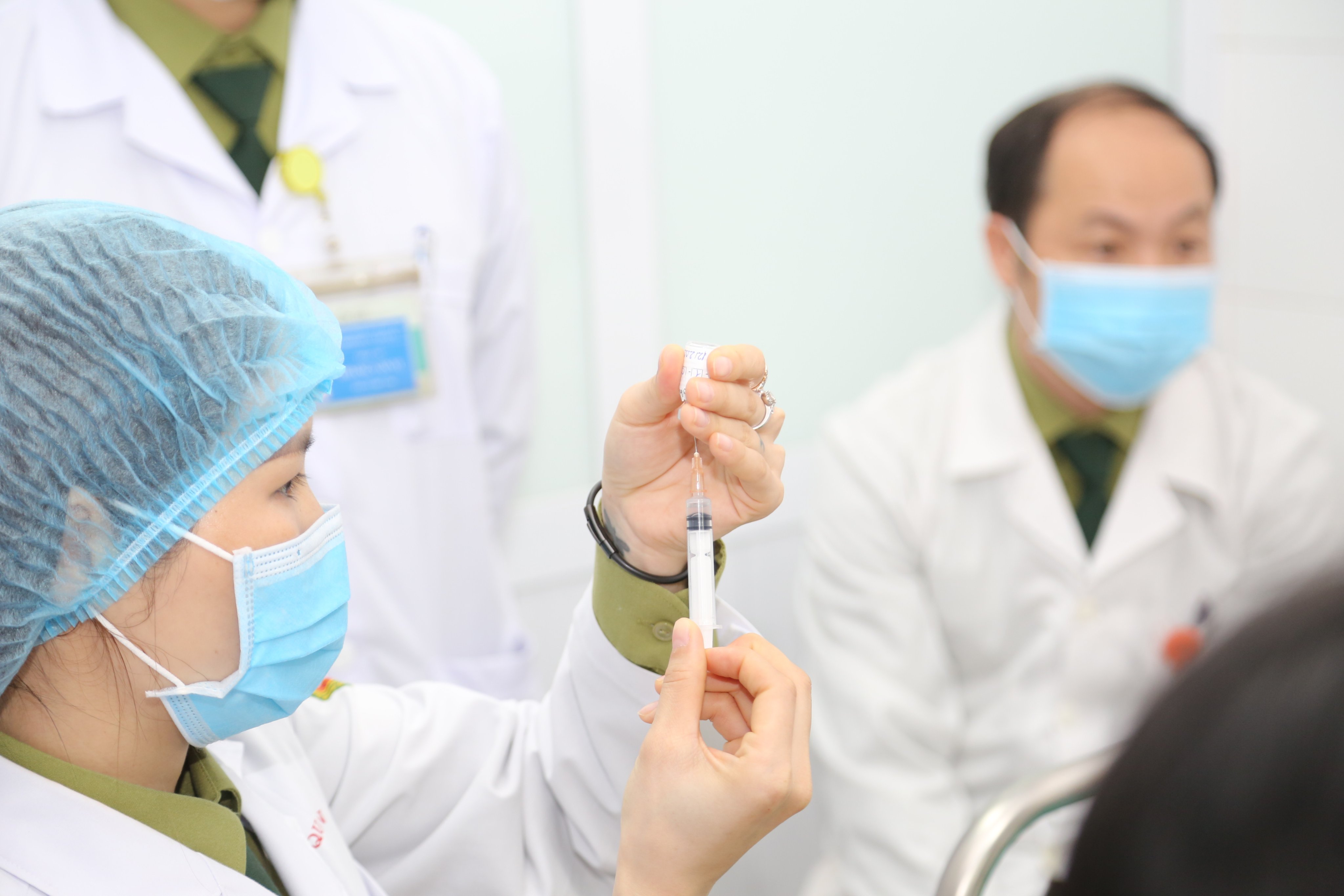 Hôm nay, Việt Nam tiêm mũi 2 vắc xin COVID-19 liều 25mcg cho 3 người tình nguyện - Ảnh 2.