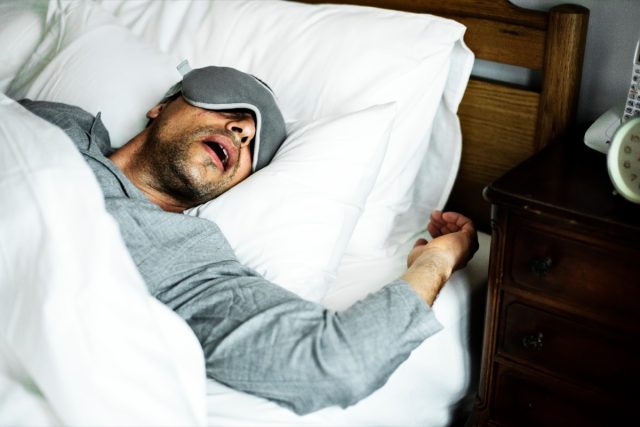 Chuyên gia về giấc ngủ cho biết điều này có thể khiến bạn tăng cân - Ảnh 2.