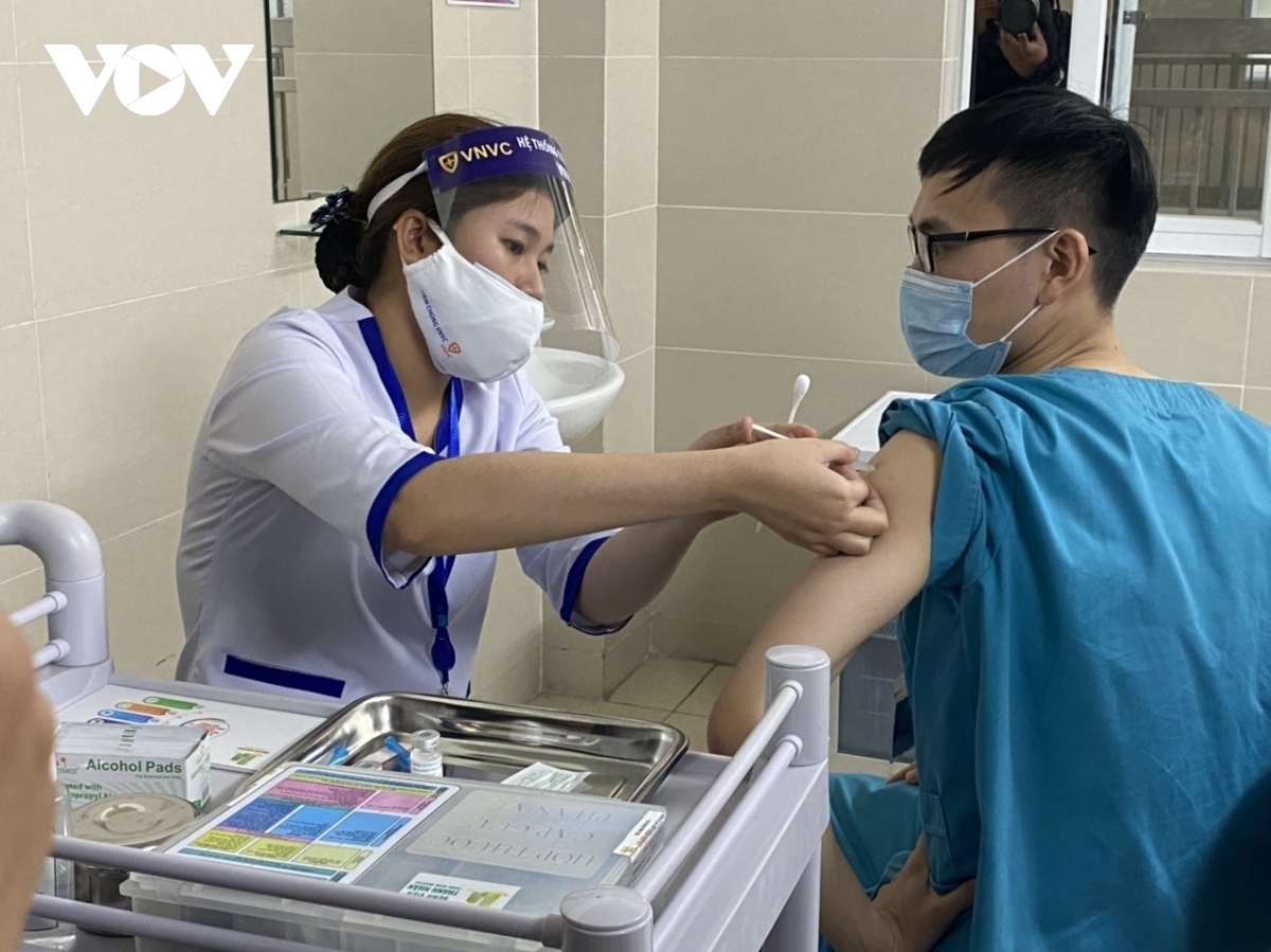 Khi nào Việt Nam tiêm vaccine COVID-19 mũi 3? - Ảnh 1.