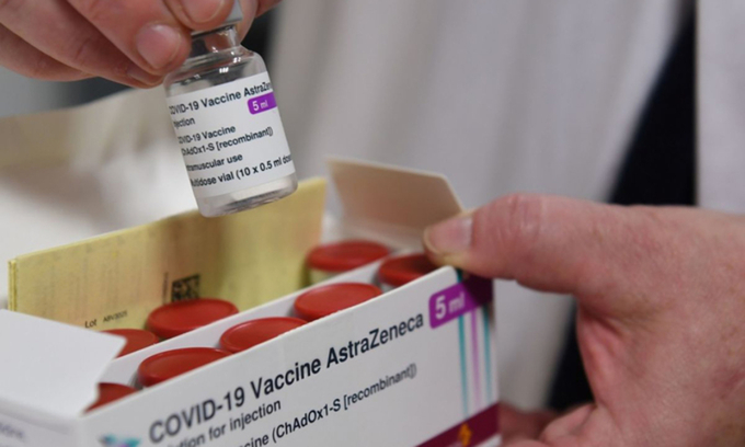 117.600 liều vaccine Covid-19 đầu tiên về Việt Nam - Ảnh 1.