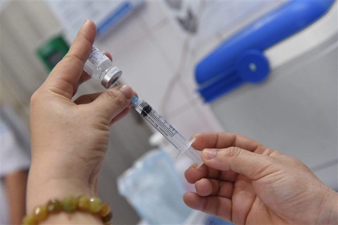 Nhiều nước dừng tiêm vaccine COVID-19 AstraZeneca, Việt Nam nói gì? - Ảnh 1.