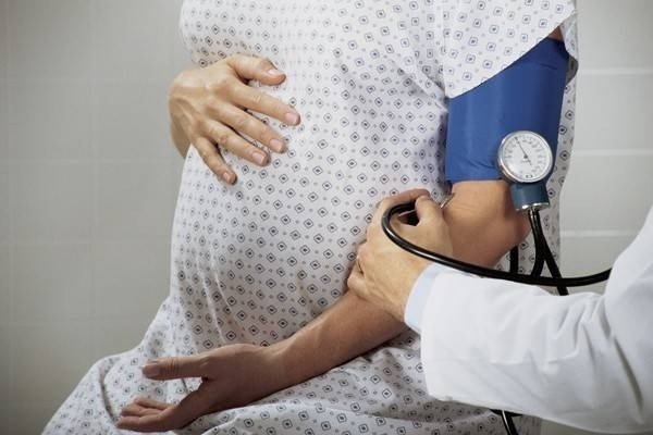 Cao huyết áp ở phụ nữ mang thai: Những điều bạn bắt buộc phải biết - Ảnh 1.