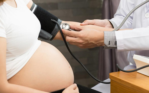 Phụ nữ cao huyết áp có nên mang thai không? Mẹ bầu làm gì để an toàn khi bị cao huyết áp?