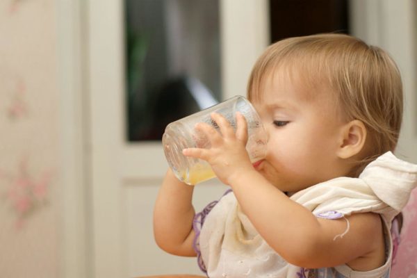 Trẻ sơ sinh có nên uống nước không? Khi nào trẻ nên uống nước? - Ảnh 5.