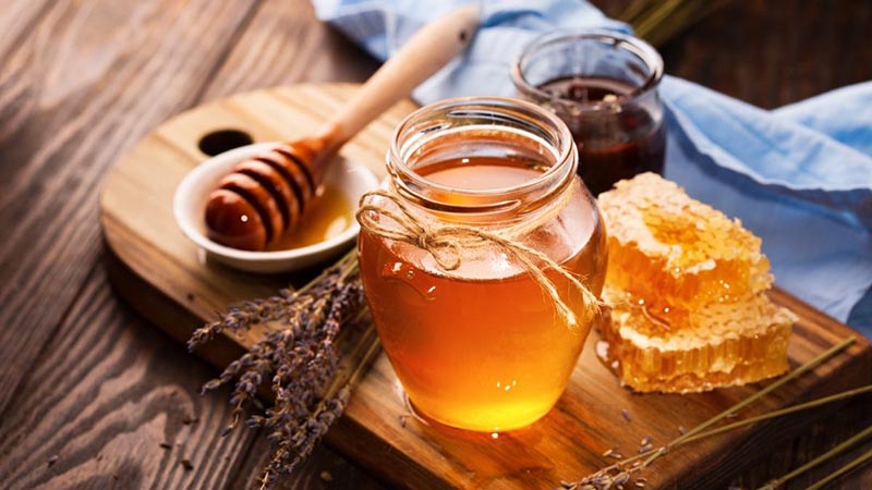 Cách làm son dưỡng môi từ mật ong dễ thực hiện - Ảnh 1.