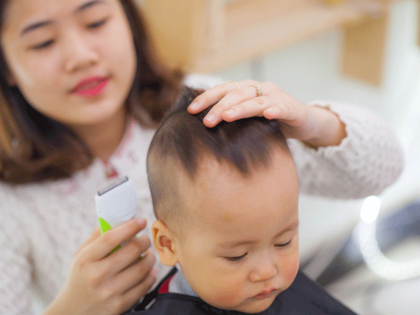 Cắt tóc máu trẻ sơ sinh có thể là một công việc đáng sợ với nhiều bậc cha mẹ. Tuy nhiên, không cần phải lo lắng bởi giờ đây bạn có thể xem hướng dẫn cắt tóc trẻ sơ sinh một cách chuyên nghiệp và an toàn. Bạn sẽ được hướng dẫn từng bước và các kỹ thuật để giúp bé yêu của bạn cảm thấy dễ chịu và đáng yêu nhất.