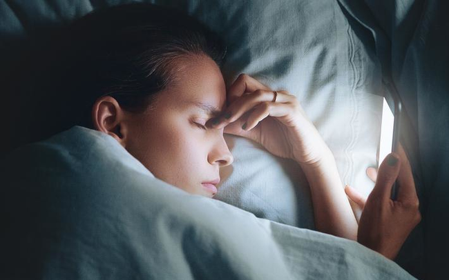 4 điều phụ nữ tuyệt đối không nên làm trước khi đi ngủ nếu muốn giữ gìn nhan sắc - Ảnh 2.