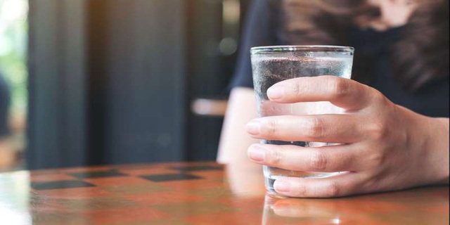 7 biểu hiện cho biết bạn đang uống ít nước, biểu hiện số 3 hầu như ai cũng gặp phải - Ảnh 2.