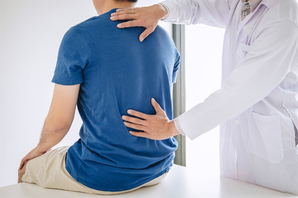 Đau lưng có thể là triệu chứng cảnh báo bệnh ung thư
