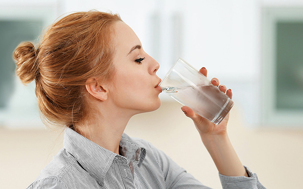 7 biểu hiện cho biết bạn đang uống ít nước, biểu hiện số 3 hầu như ai cũng gặp phải
