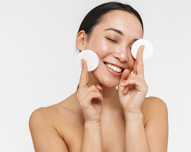 Dùng kèm chống nắng có cần tẩy trang không? Hướng dẫn tẩy trang đúng cách - Ảnh 2.