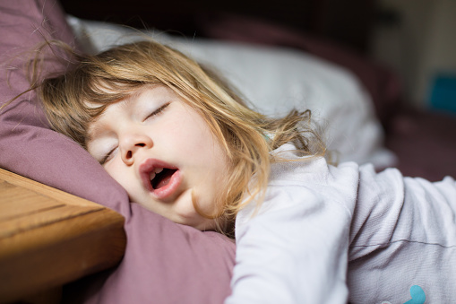 Trẻ bị nghẹt mũi khó thở khi ngủ phải làm sao? - Ảnh 2.