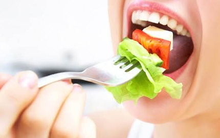 Trám răng xong bao lâu thì có thể ăn uống bình thường?