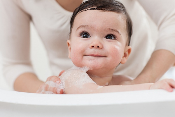 Trẻ bị viêm phế quản có được tắm không? Hướng dẫn cách tắm cho trẻ bị viêm phế quản - Ảnh 1.