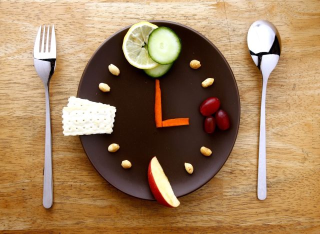 Nghiên cứu mới: Ăn vào thời điểm này trong ngày có thể khiến bạn nhanh lão hoá hơn - Ảnh 3.
