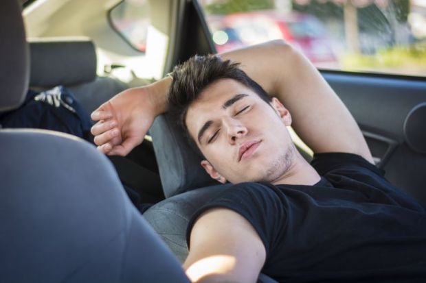 Ngủ trong xe ô tô bật điều hoà để tránh nóng nguy hiểm như thế nào? - Ảnh 2.