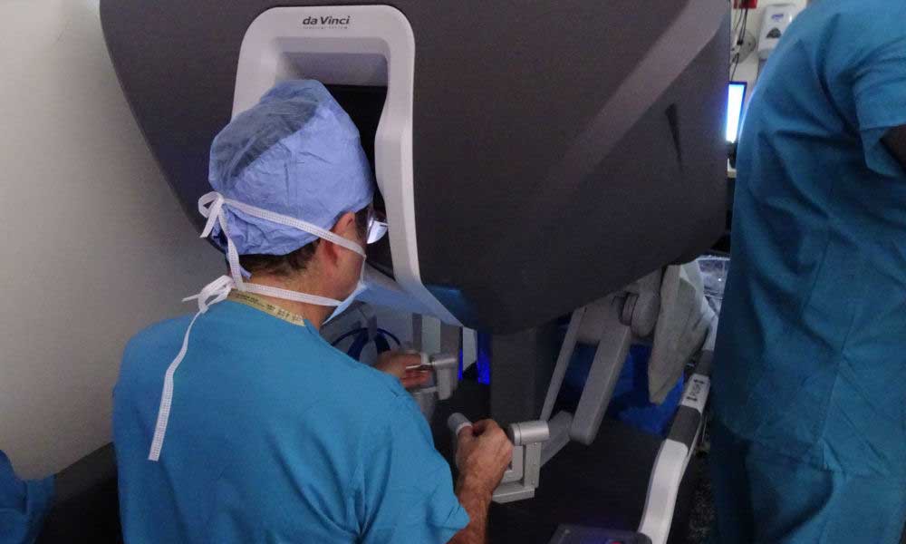 Cuộc phẫu thuật ghép buồng trứng đông lạnh 11 năm bằng robot cho cô gái sau hóa trị ung thư máu - Ảnh 3.