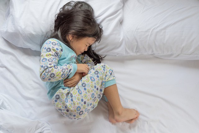 Ngoài đau dạ dày, đau bụng ở trẻ em là biểu hiện của bệnh gì? - Ảnh 1.