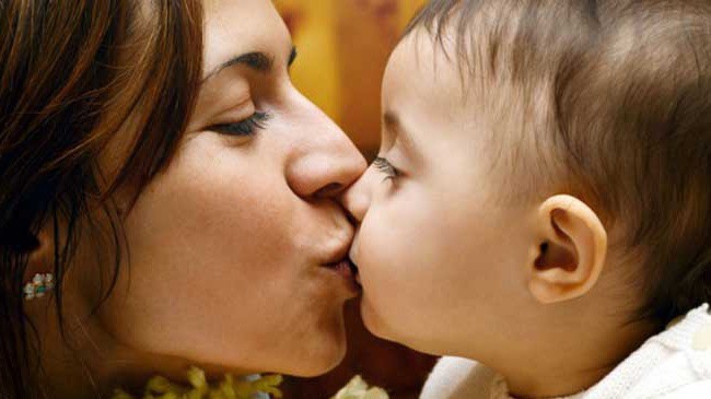 Hôn môi hay mớm cơm cho trẻ cũng có thể làm nhiễm bệnh