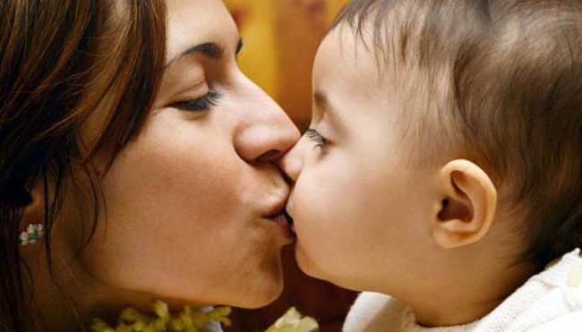 Bệnh lây truyền qua đường hô hấp: Hôn môi hay mớm cơm cho trẻ cũng có thể làm nhiễm bệnh - Ảnh 1.