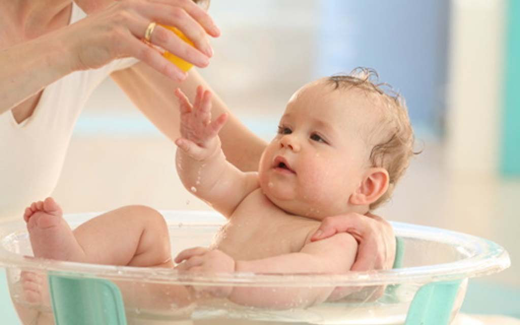 Có nên tắm cho trẻ khi bị viêm phế quản? Tắm có làm tăng nặng triệu chứng không?