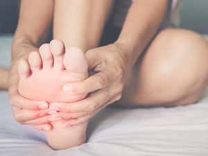 Nghi ngờ phát ban đỏ ở bàn chân là triệu chứng Covid-19?