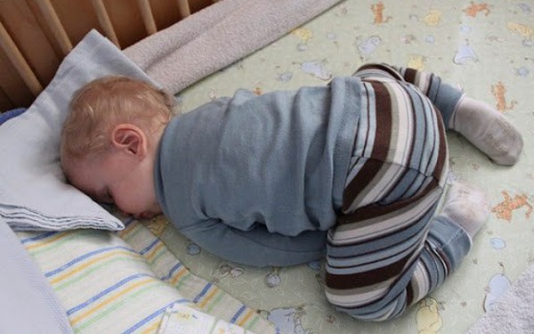 Điều gì gây ra tư thế ngủ này ở em bé?
