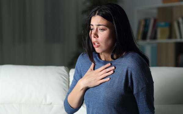 Nguyên nhân nào gây ra cảm giác khó thở khi hít vào?
