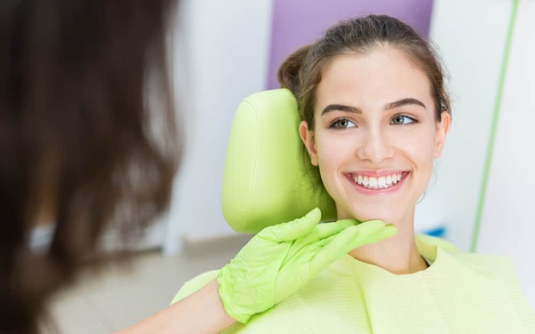 Có tác động nào tiêu cực nếu màng trắng sau khi nhổ răng không biến mất sau một thời gian dài?
