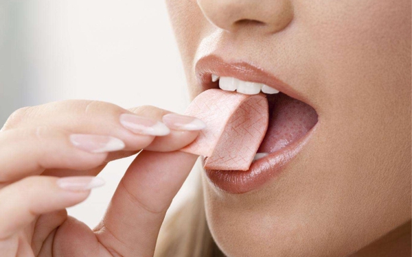 Nhai kẹo cao su nhiều có tốt không? Lợi ích và tác hại khi nhai kẹo cao su nhiều